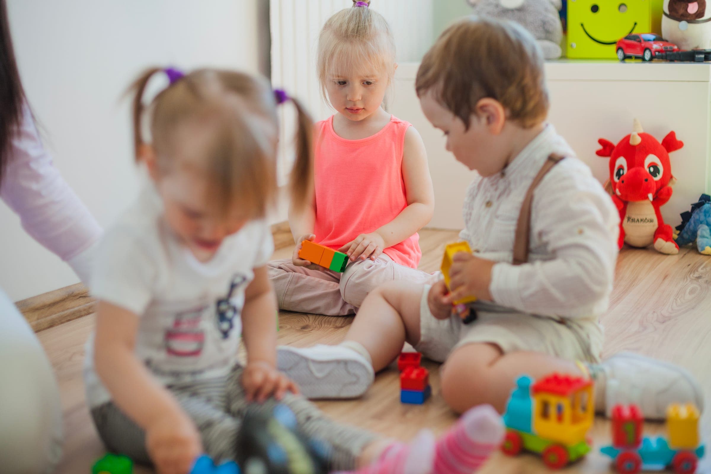 Peuters spelen samen met blokken in een lichte speelruimte