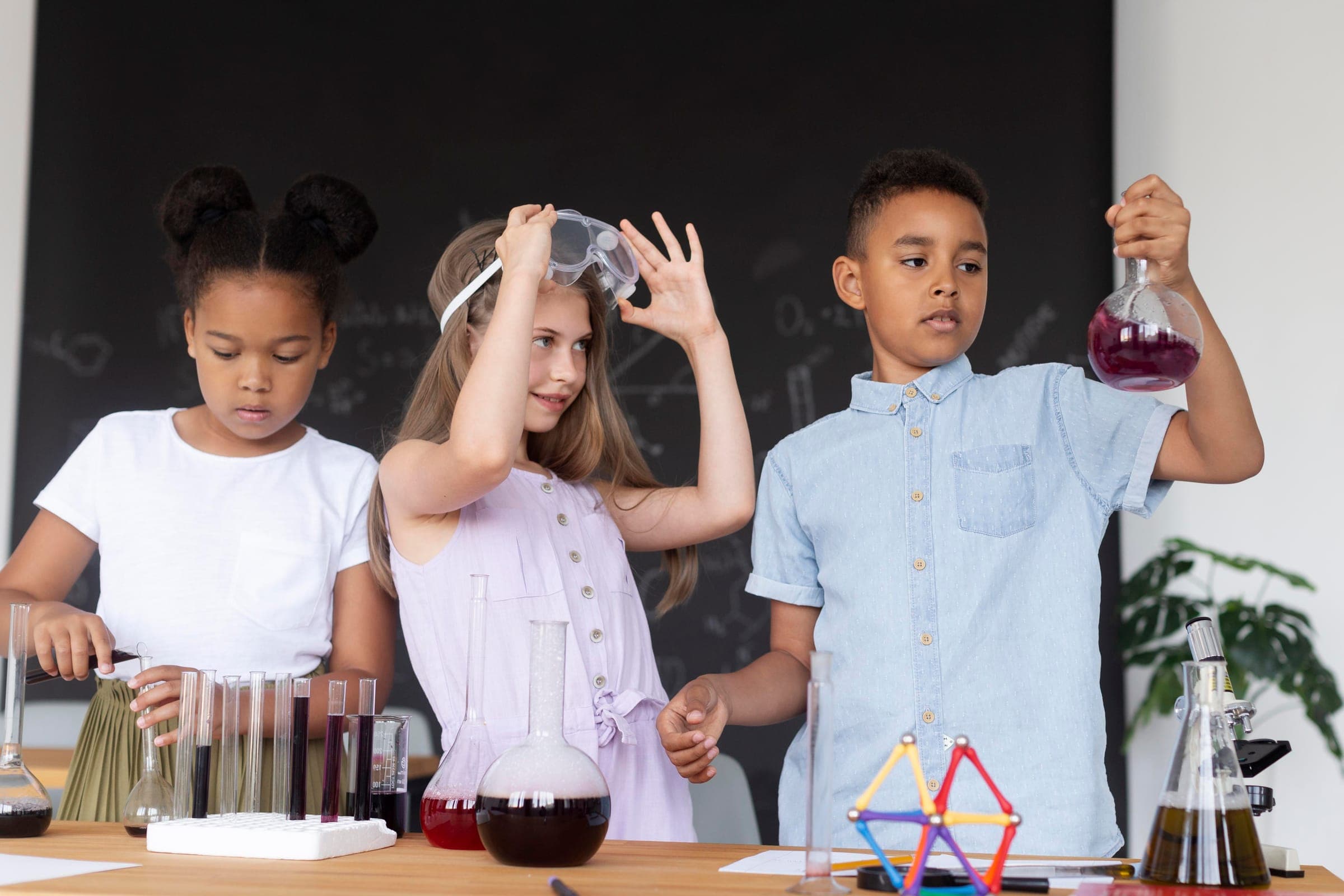 Leerlingen doen samen een scheikundeproef in de klas